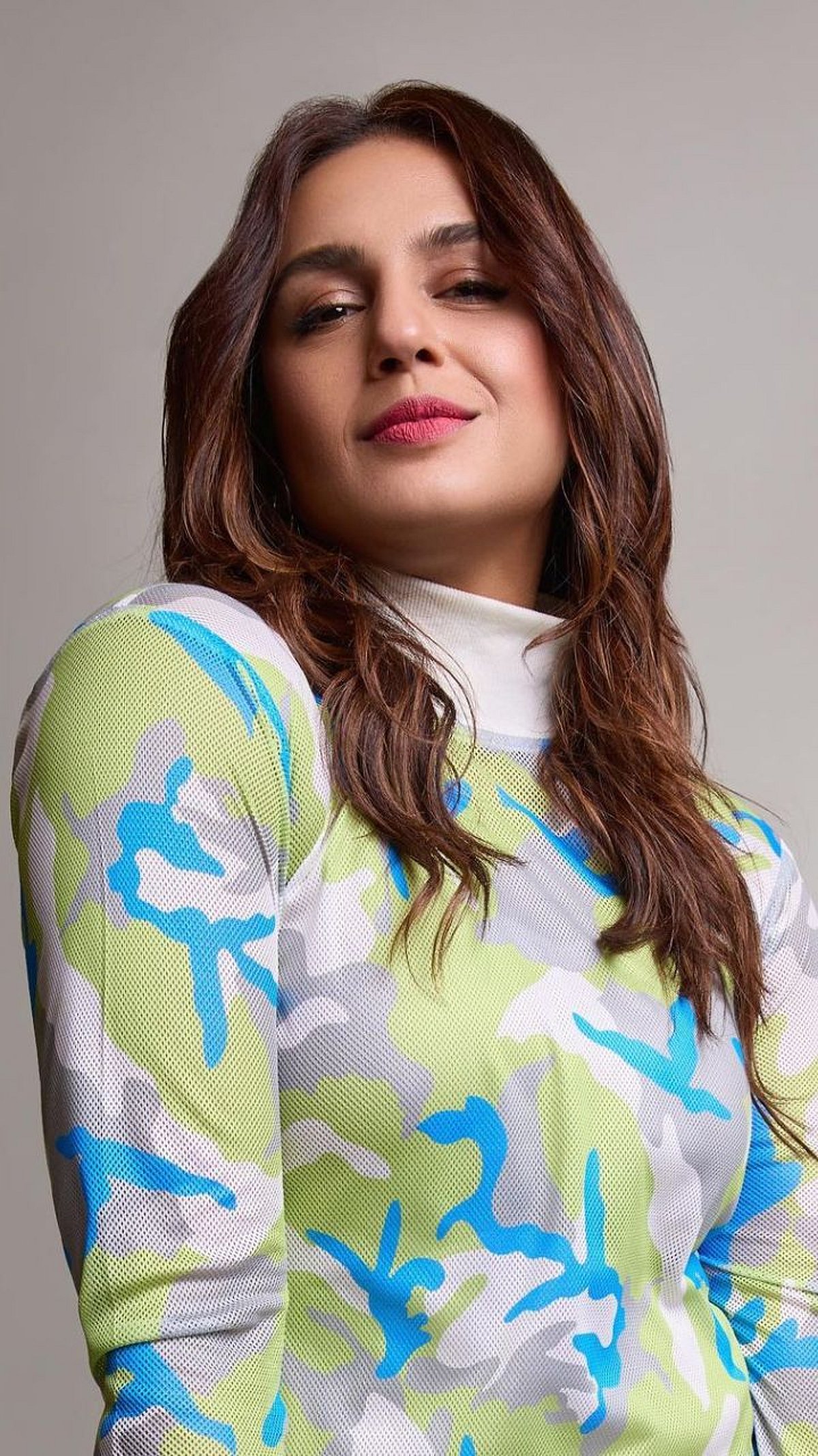 हुमा कुरेशीचा मिनी कलरफुल ड्रेसमध्ये बोल्ड अंदाज Huma Qureshi Sakal