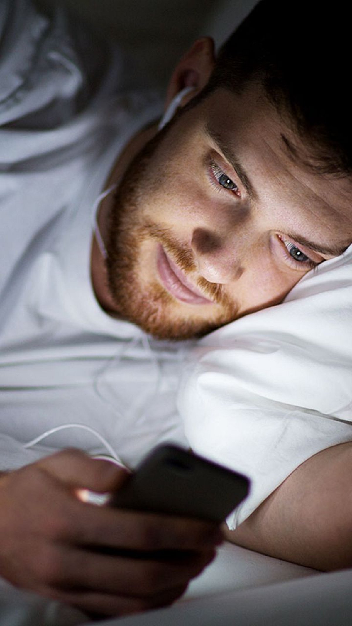 Mobile Addiction मोबाईलचे व्यसन कसे ओळखावे? Sakal