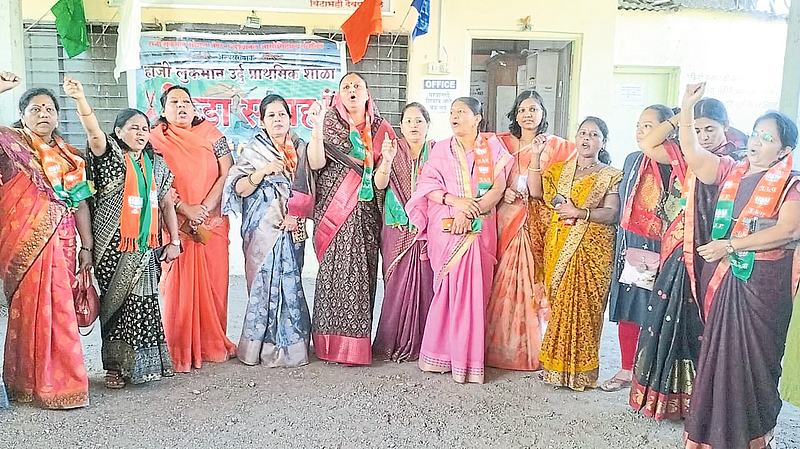 Dhule: Protesters of BJP Mahila Morcha protesting on Tuesday regarding the dispute between the headmistress and teachers