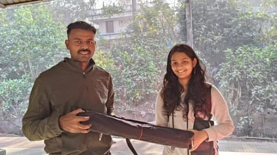 Wadala railway police found bag left local compartment and returned it to young woman