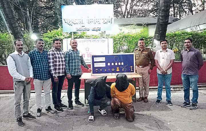 Nashik: After the house burglary was solved, the cash seized from the suspects and the two suspects along with the police officers and staff