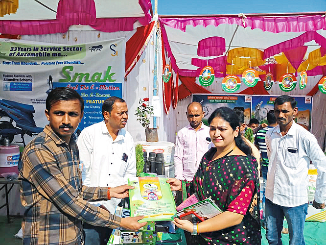 boris: Professionals welcoming Zilla Parishad member Dharti Devare during the Yatrotsav inspection.