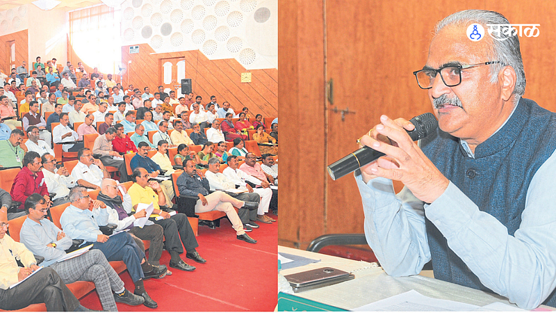 Guiding training held on Monday, Registrar Dr. Vinod Patil; Officers and staff in front.