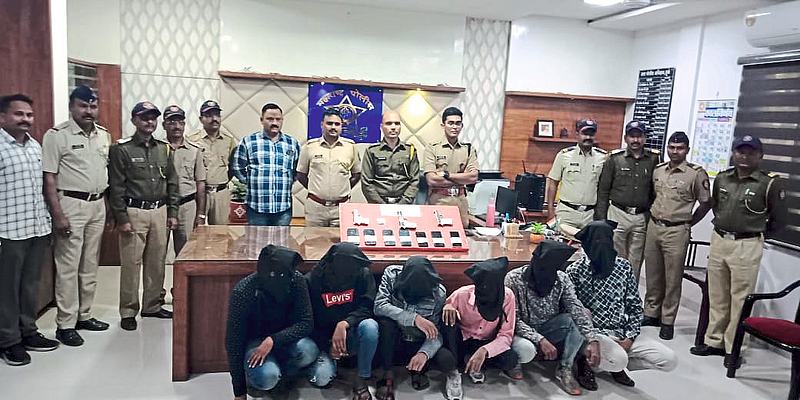 Dhule: Upper Superintendent Kishore Kale, Assistant Inspector Suresh Shirasat and officers along with the seized items and suspects