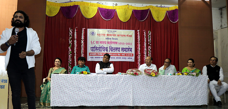 Actor Chinmoy Udgirkar speaking at the prize distribution ceremony of the Maharashtra Workers' Kalyan Mandal Nadya Mahotsav on Tuesday