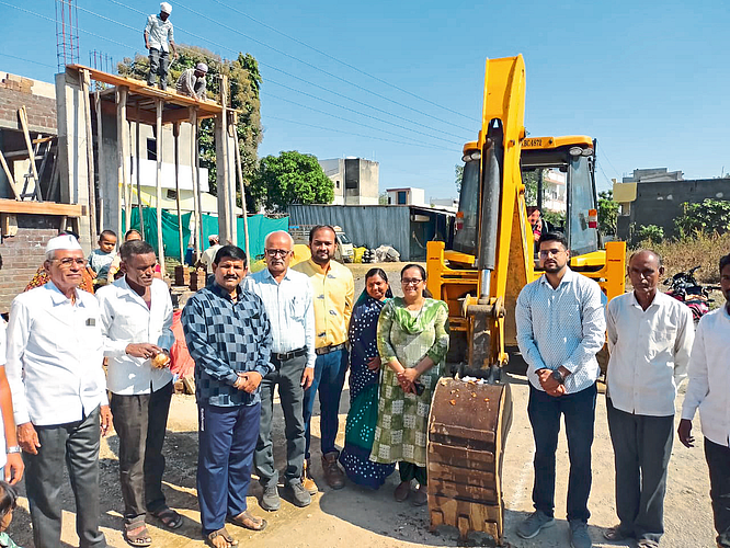 Parola: Principal Jyoti Bhagat, engineer Abhishek Kakade, resident Ishwar Thakur and citizens at the inauguration of the increased water supply scheme