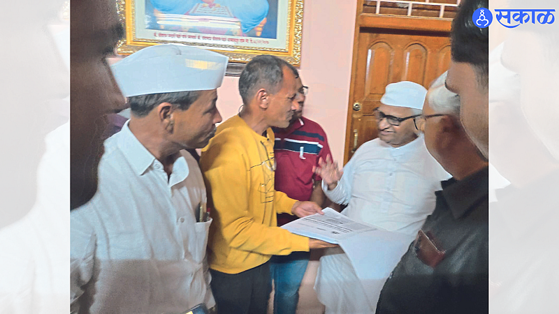 The social worker Vithoba Dyandyan while giving the written complaint statement about the stolen roads to the senior social worker Anna Hazare.