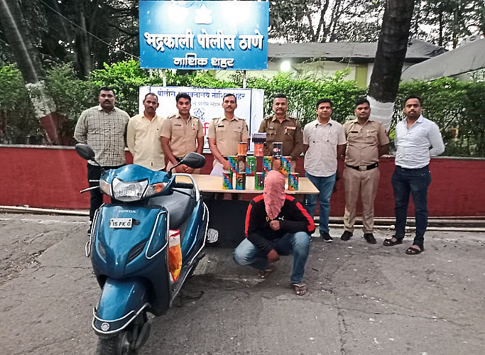 Nashik : Nylon manja seized from the suspect and senior officers, police personnel along with the suspects