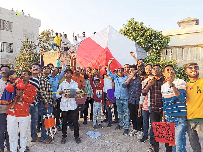 Even as the day went down, hobbyists were releasing kites from the terrace.