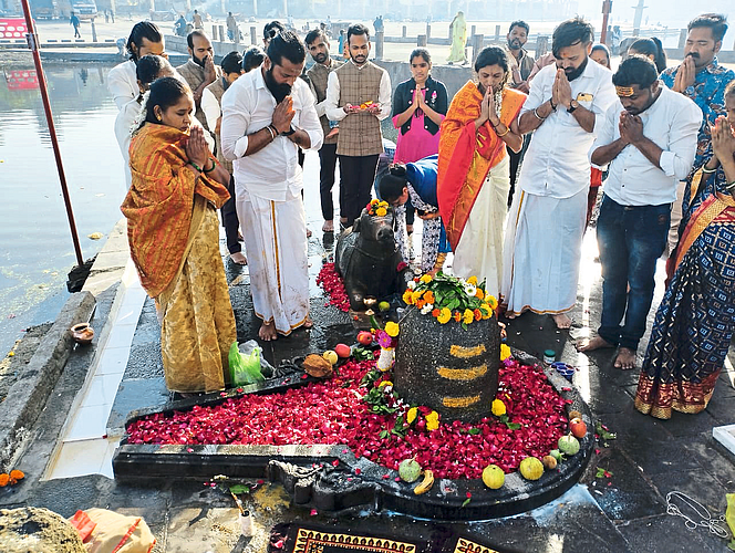Praveen Jadhav and others doing Mukteshwari Laghurudra