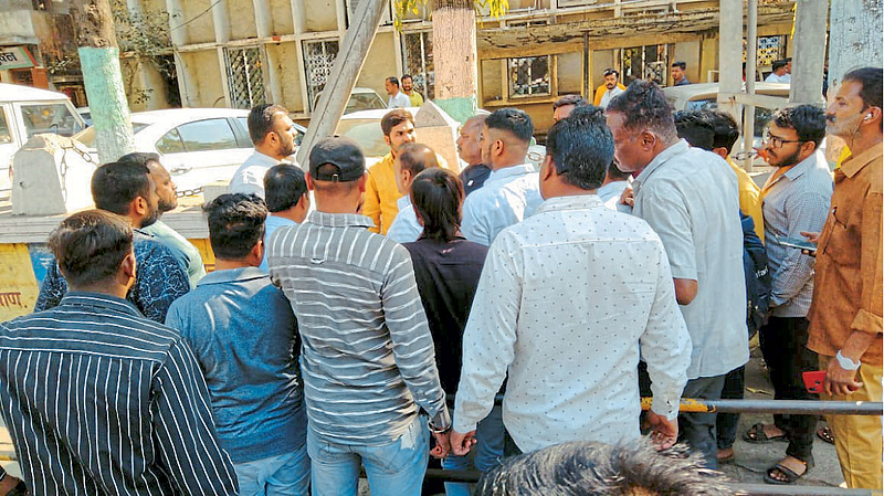 ‘फ्री स्टाईल’ हाणामारी झाली.