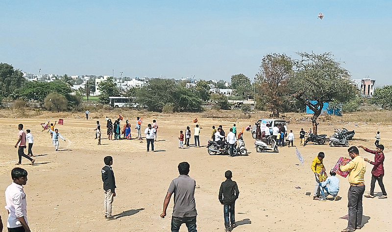 बालगोपाळांनी लुटला पतंग उडविण्याचा आनंद
