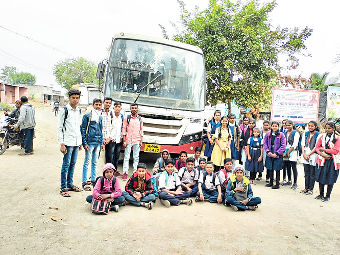 Students and citizens protesting by blocking buses in the village against the chaos of Nandgaon Agar.