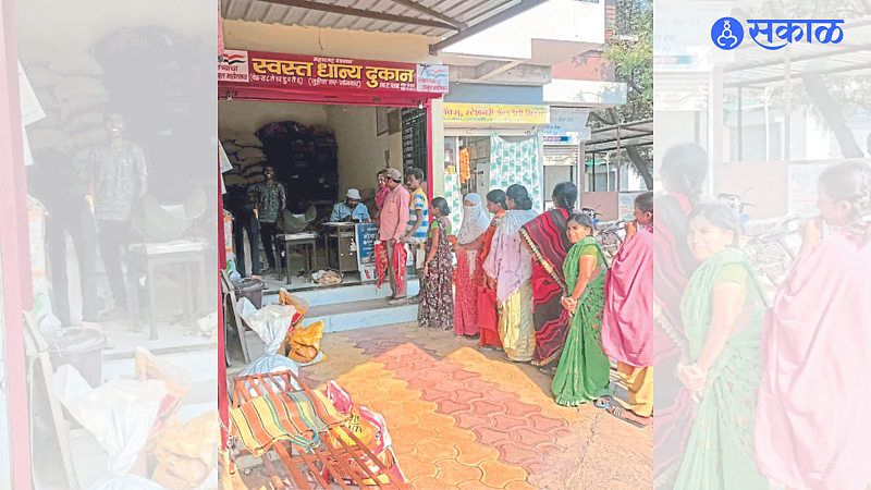 Jalgaon: WhatsApp group created by ration shopkeepers for ration card holders. In the second photo, the crowd at the ration shop