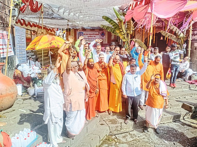 Sadhu Mahant, priests and officials of Hindu Dharma Association etc. were shouting loud slogans.