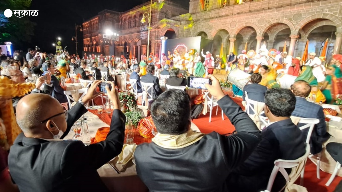 पुणे विद्यापीठातील याच कार्यक्रमात पाहुण्यांचं स्वागत करण्यासाठी ढोल ताशा आणि लेझीम पथक लावण्यात आलं होतं.