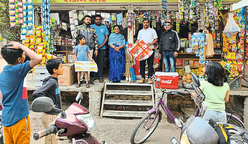 Jalgaon: Officers raising public awareness in grocery shops by Wildlife Protection Organization against Nylon Manja