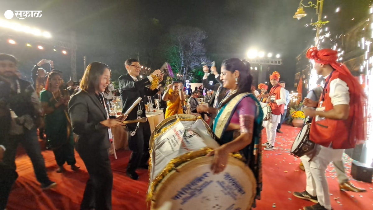 ढोल, लेझीम, टाळ हाती घेत महाराष्ट्राच्या संस्कृतीला दाद दिली.