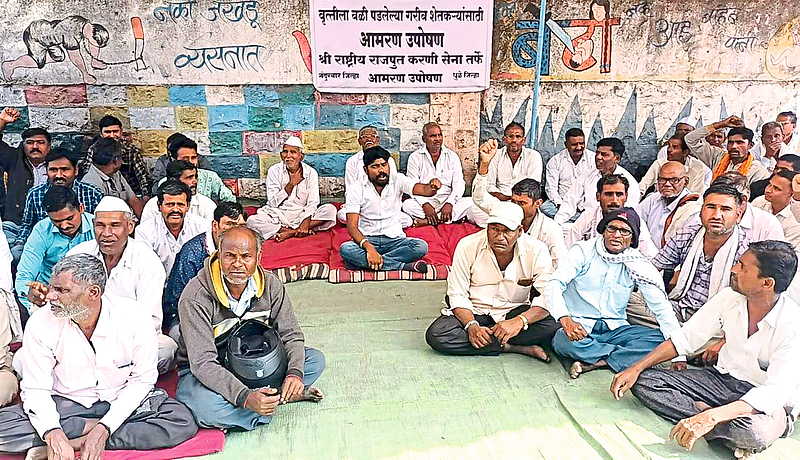 Dhule: Karni Sena office bearers, farmers on hunger strike in front of Cumaine Club for various demands