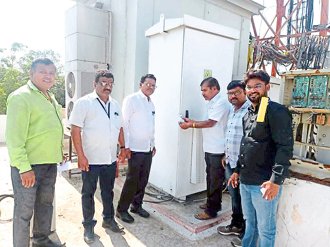 Municipality team while sealing mobile tower in Dhule Railway Station Road area