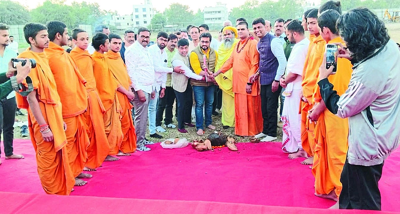 On Monday, MP Dr. Amol Kolhe, Bhakticharandas Maharaj, Aniket Shastri Deshpande, Suresh Kela etc.
