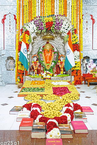 विघ्नहर गणपतीला फुलांची आरास