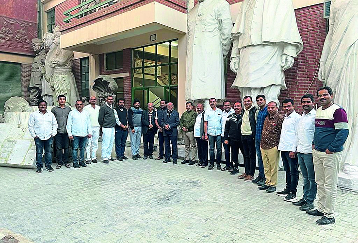 MLA Nitin Pawar, Kautik Pagar, Bhushan Pagar and others during the meeting of Padma Bhushan Ram Sutar