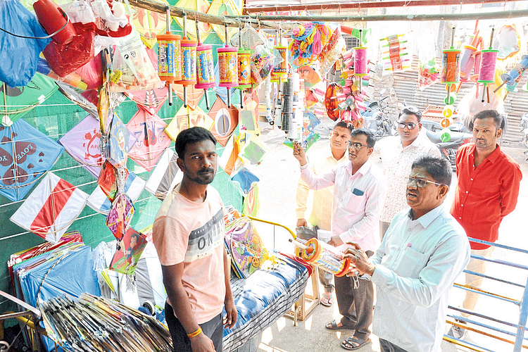 Nandurbar: Health Inspector Ravi Kate while inspecting for action against nylon thread sellers. Neighbors Manoj Pimple, Vishal Kamble etc