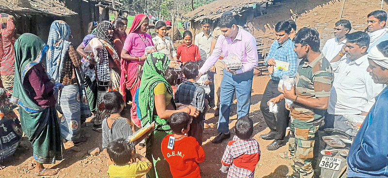 Jalgaon: District Collector Aman Mittal and dignitaries while distributing warm clothes, goods and nutritious food to the tribal brothers, women and children in the remote padas of Satpura
