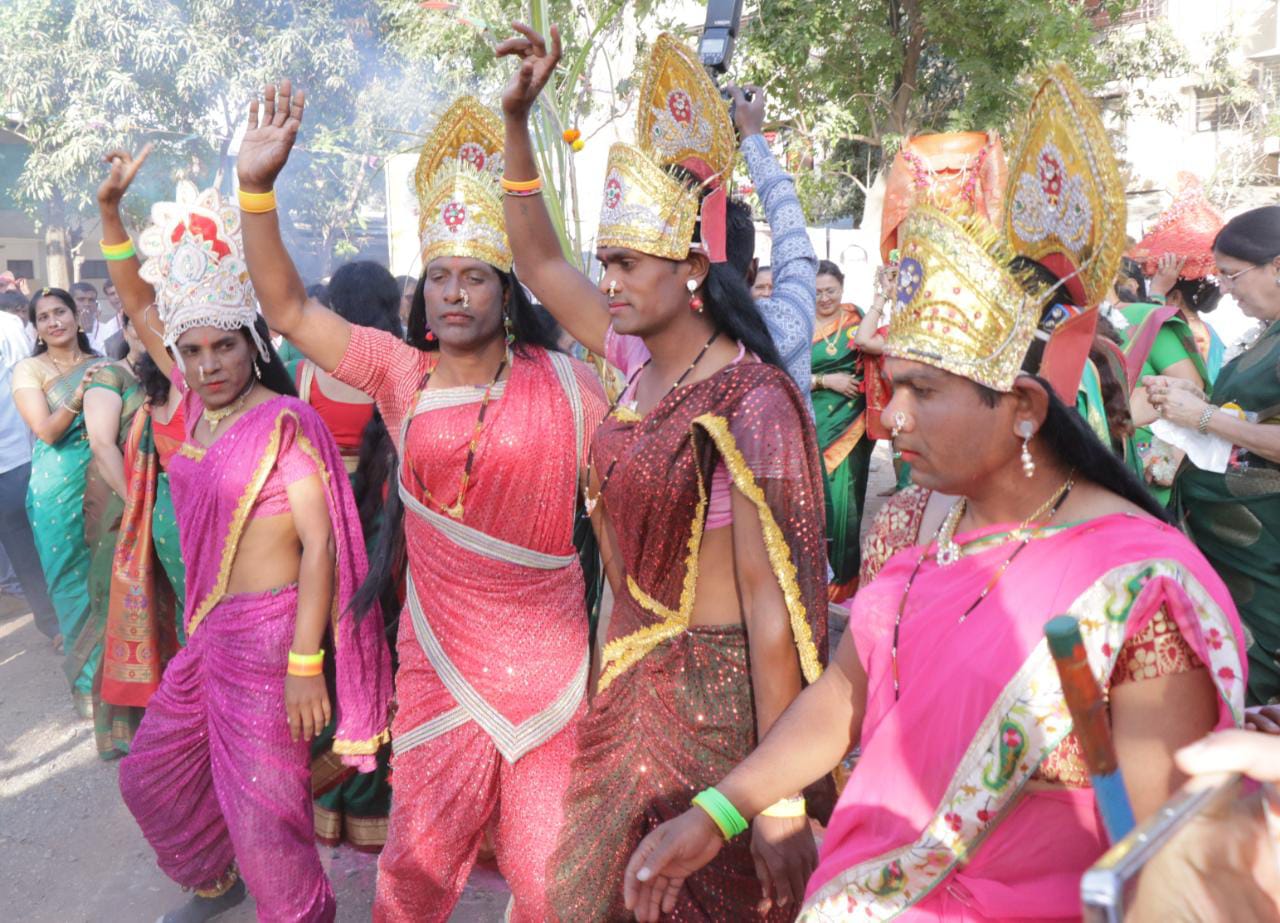 विविध वेशभुषेने नटलेले कलाकार