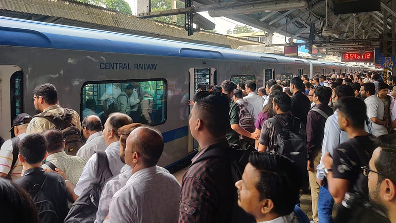 Mumbai AC Local : मध्य रेल्वेची एसी लोकल सुसाट; प्रवाशांची संख्या १ कोटीवर