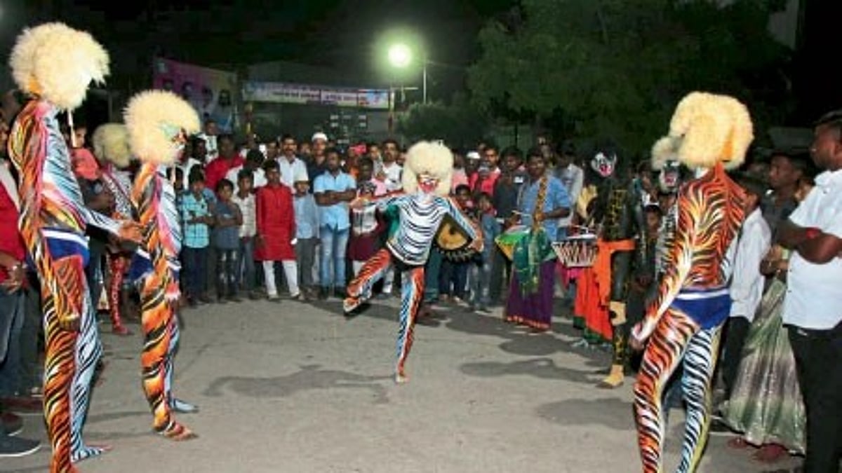 Pili Dance केरळ येथील कलाकारांच्या पिली नृत्याने वेधले लक्ष Sakal