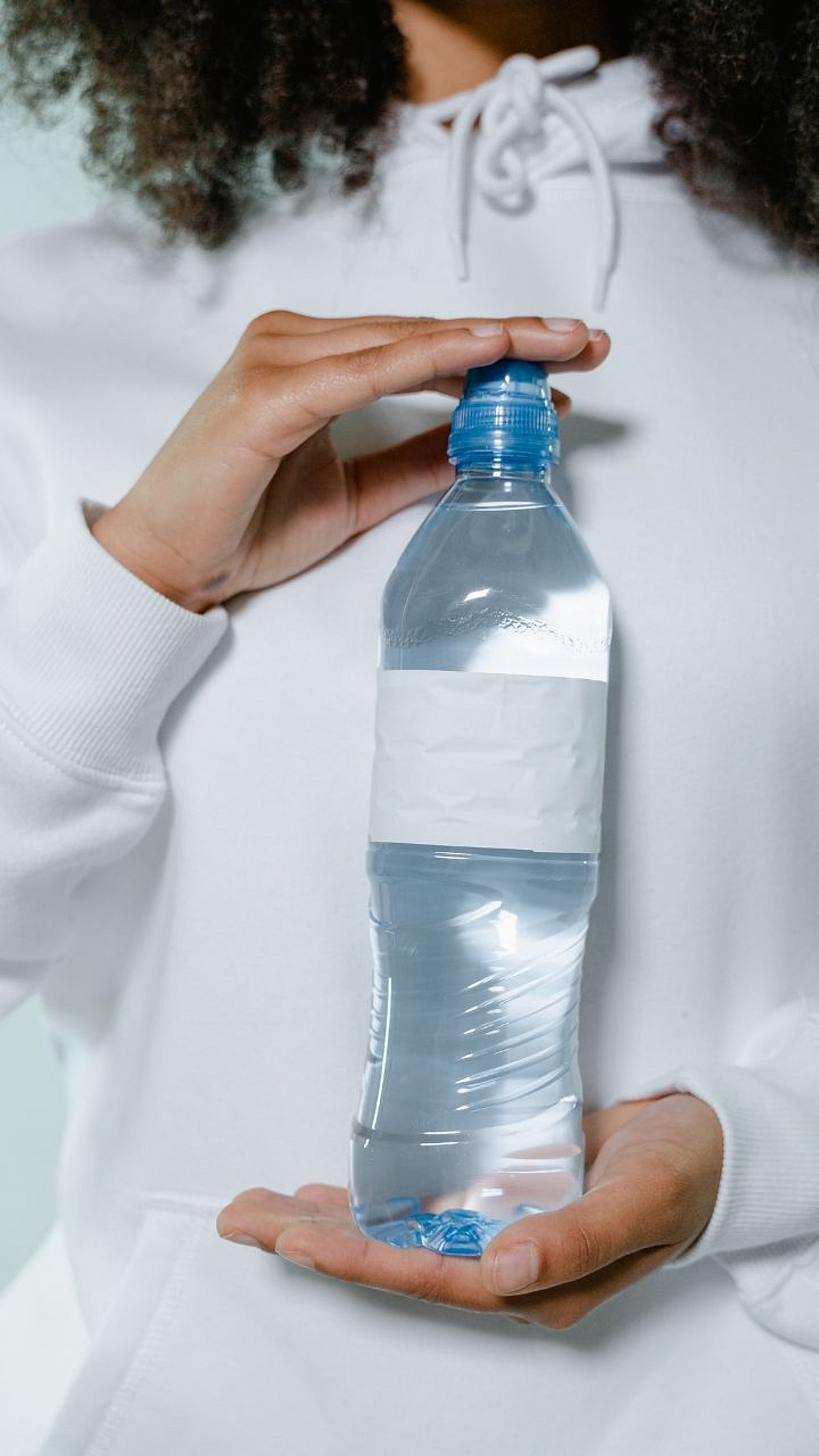 पाण्याची बाटली आतून कशी साफ कराल? How to clean a water bottle from