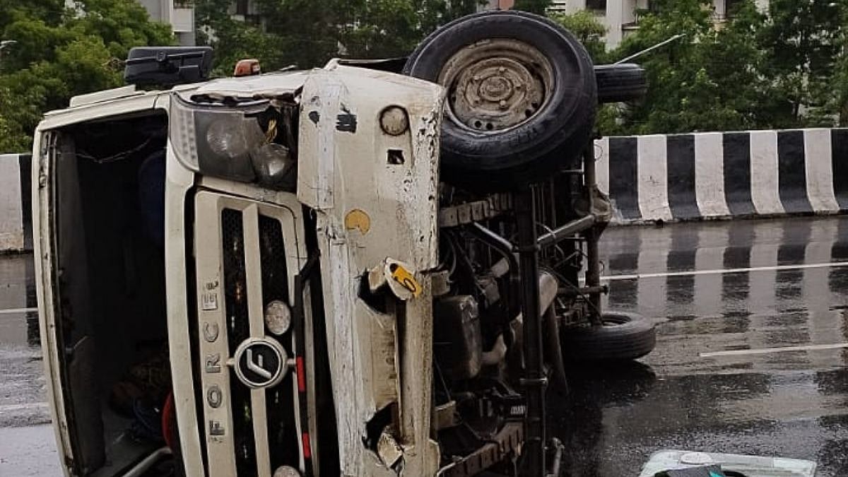 Pune accident news पुण्यात मिनी बसचा स्टेअरिंग रोड तुटल्याने अपघात