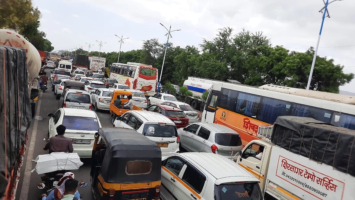 Solapur Highway Traffic सोलापूर महामार्गावर ठिकठिकाणी वाहतूक कोंडी