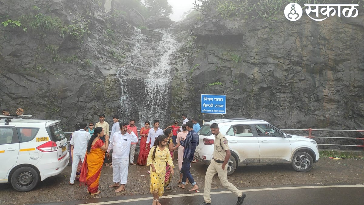 Monsoon Tourism: काय तो वणीचा डोंगर, काय ते धबधबे, काय ती झाडी! गडावरील निसर्गसौंदर्याची तरुणाईला भुरळ