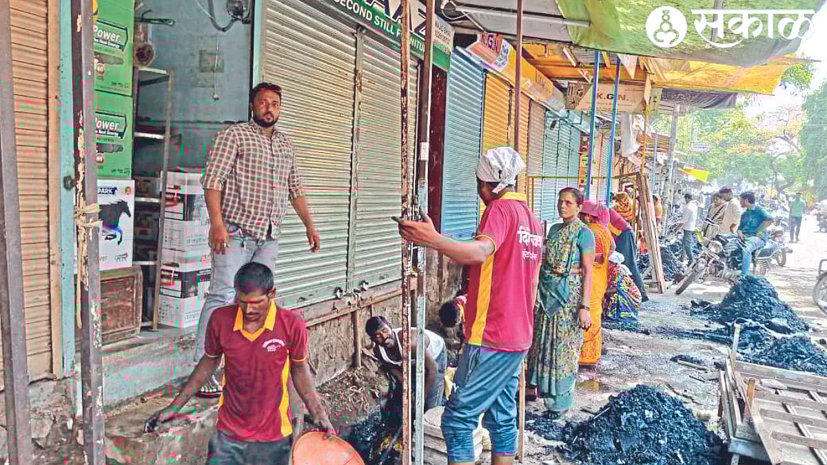 Nashik: मालेगावला सफाई कर्मचाऱ्यांच्या जीवाशी खेळ! आवश्‍यक साधन सामग्री न पुरवता गटारींची स्वच्छता