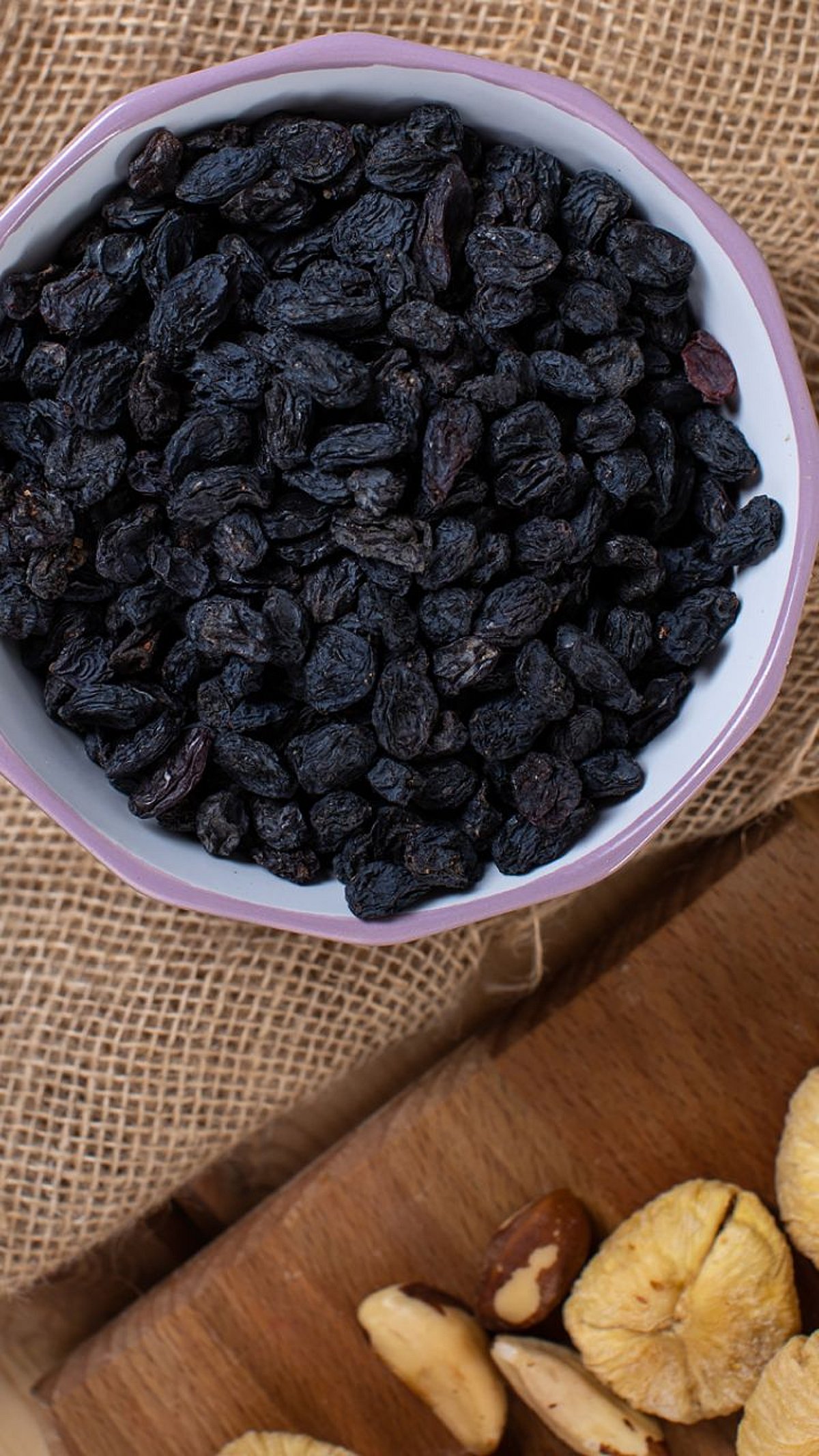 काळ्या मनुक्यांचे पाणी 'या' वेळेस प्या, मिळतील अगणित फायदे l health