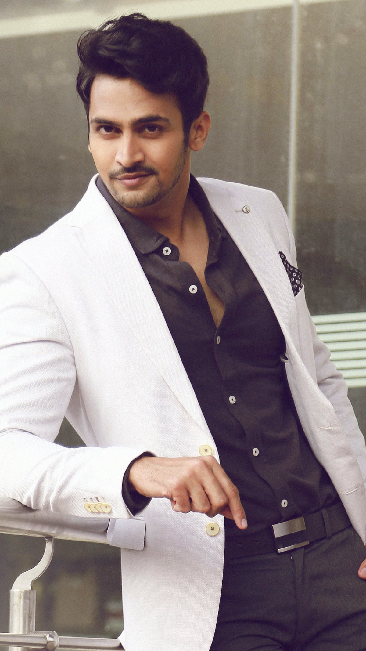 भूषण आपल्या नावाच्या मागे आईचं नावं का लावतो? Sakal