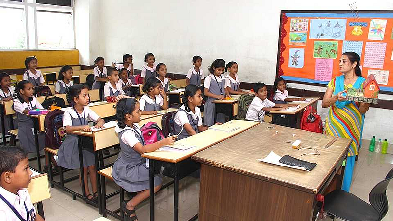 विद्यार्थ्यांना शालेय वस्तूंचे वाटप होणार; शिक्षकांना शाळेत हजर होण्याच्या सूचना