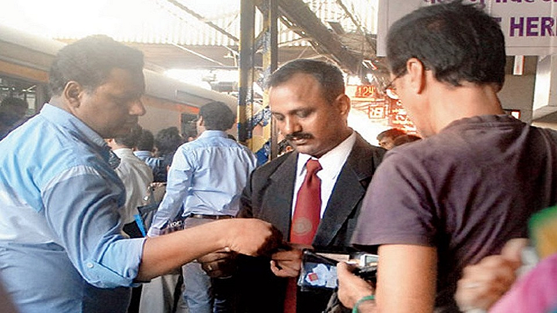 लोकल ट्रेनमध्ये बेकादेशीर प्रवास करत असाल तर सावधान! तिकिट तपासणीसांची दंडात्मक कारवाई सुरू
