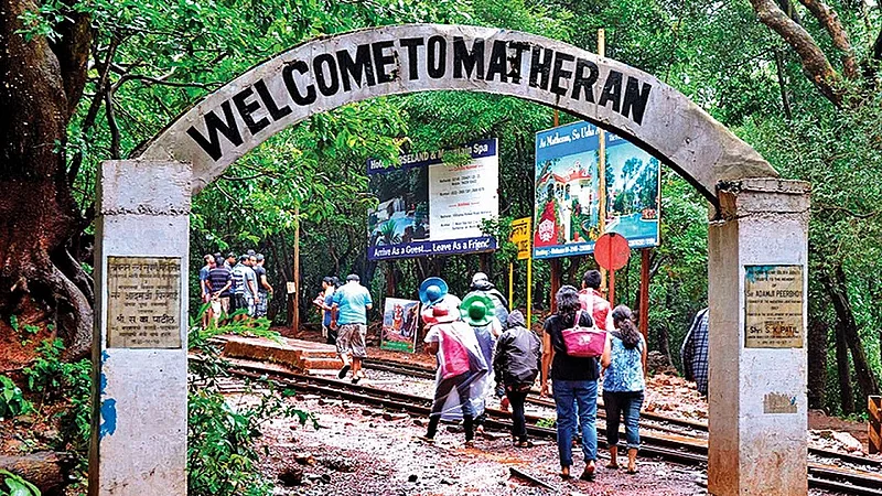 माथेरान पर्यटकांनी गजबजले; आठ महिन्यांत प्रथमच पर्यटकांची मांदियाळी