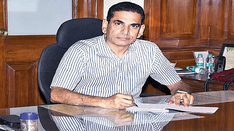सर्वसामान्यांच्या लोकल प्रवासास अद्यापही 'रेड सिग्नल'; पालिका आयु्क्तांचे 'वेट अँड वॉच'