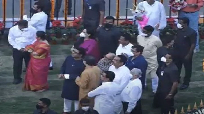 उद्धव आणि राज ठाकरे यांच्या संवादाने सगळ्यांचं वेधलं लक्ष; शिवसेना प्रमुख बाळासाहेब ठाकरे यांच्या पुतळ्याचे अनावरण संपन्न