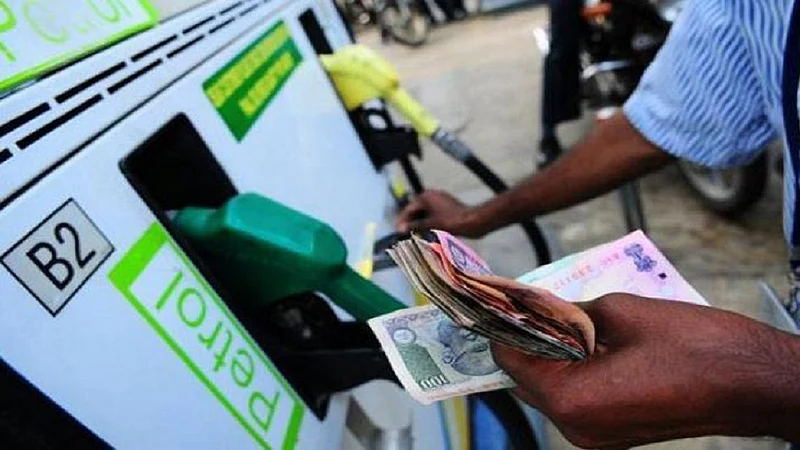 Petrol price | मुंबईत पुन्हा इंधनाची दरवाढ; राज्यातील सर्व जिल्ह्यात पेट्रोल 95 पार}