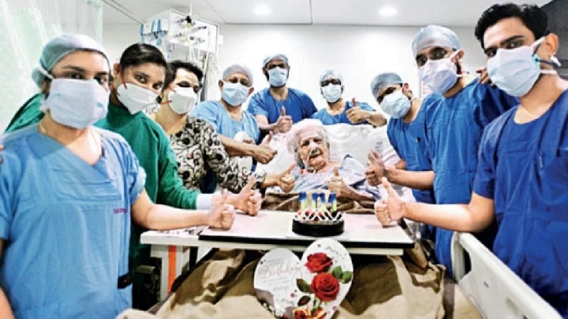 एकच नंबर! 101 वर्षीय आजीबाईंचा रुग्णालयात वाढदिवस साजरा; बॉम्बे हॉस्पिटलमधील डॉक्टरांकडून पेरीन इराणीला अनोखी भेट