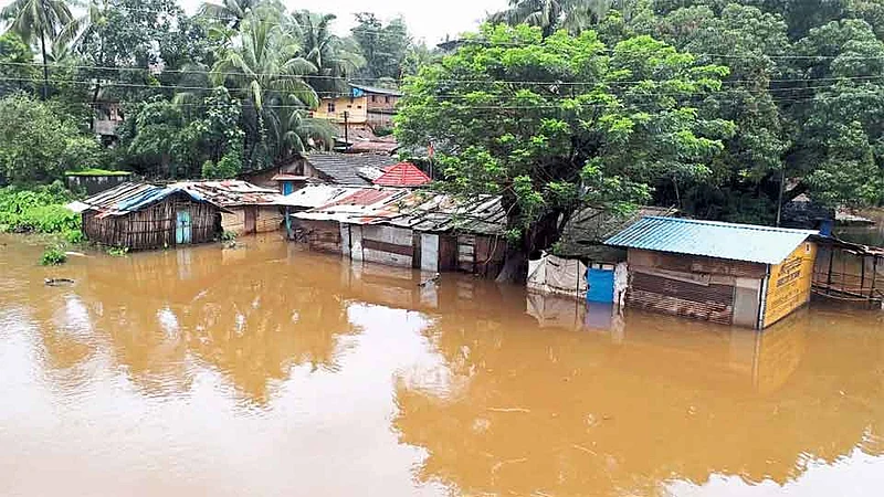 #KonkanRains शास्त्रीनदीला पुर; संगमेश्वर बाजारपेठेत पाणी