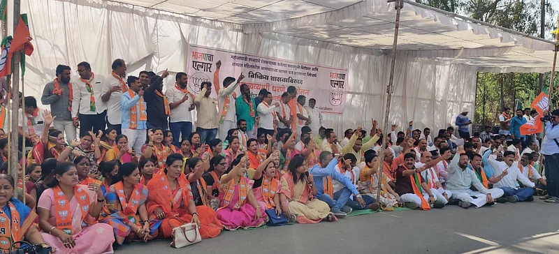 कर्जमाफी, महिलांवरील अत्याचाराविरोधात भाजपचे धरणे