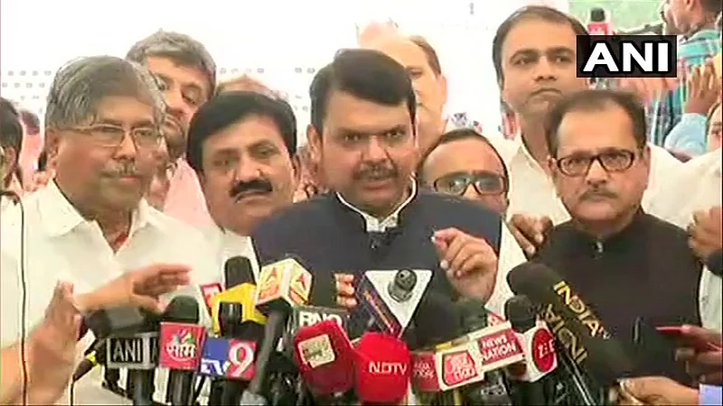 devendra fadnavis and bjp leaders walk out from maharashtra assembly