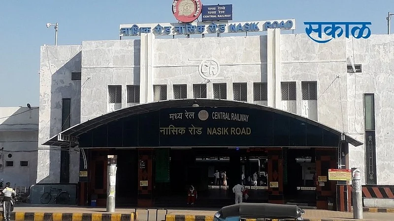 81 crore loss to Nashik Road railway station due to corona nashik news}